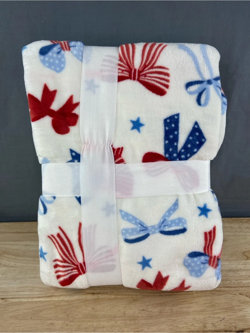 Member’s Mark Red & Blue Bow Star Lounge Throw 60” x 70” Blanket - Brand New